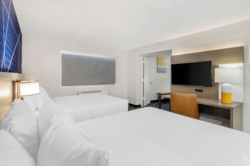 Suite, Multiple Beds, Non Smoking photo 3