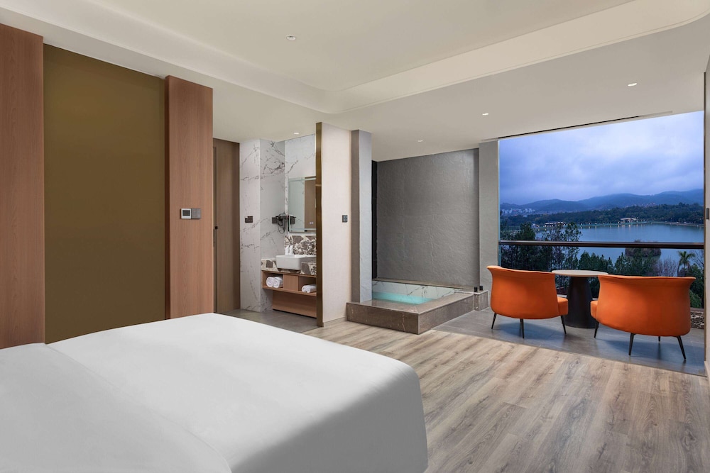Premier Room, 1 King Bed, Non Smoking photo 2