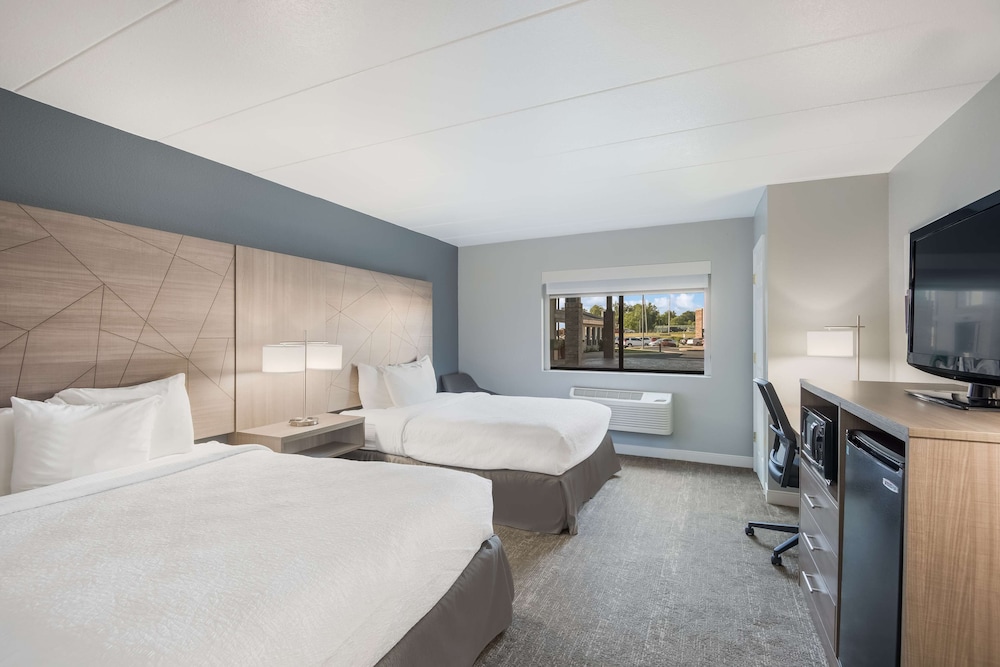 Standard Room, 2 Queen Beds, Accessible, Refrigerator & Microwave (Walk-in Shower) - Photo 6