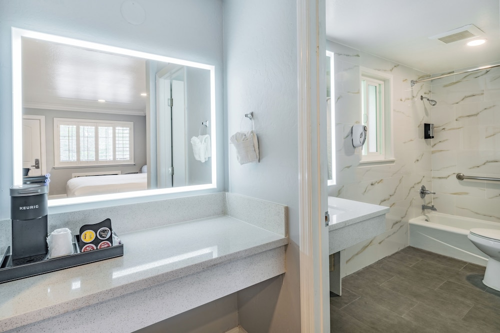 Basic Room, 2 Queen Beds - Photo 4