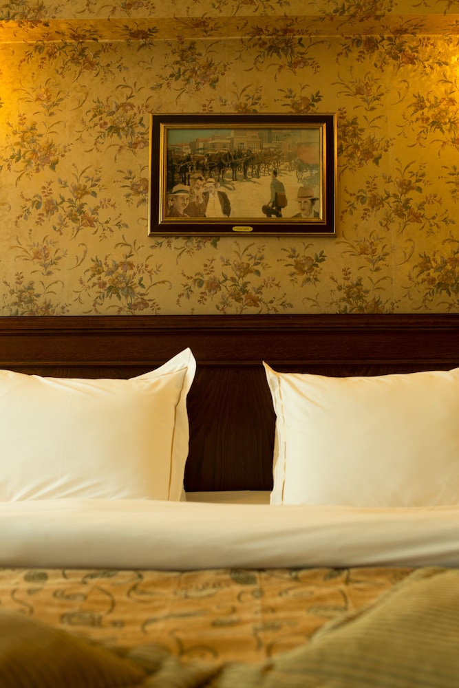 Deluxe Room, 1 Queen Bed, Non Smoking, Park View photo 2