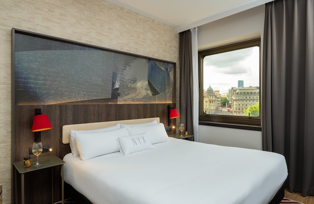 Superior Room, City View (Space) thumbnail 5