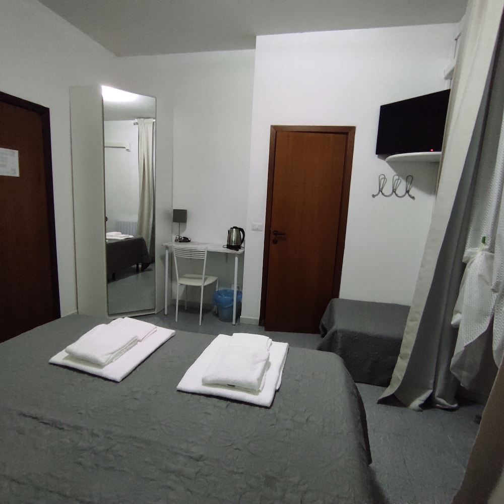 Basic Double Room, 1 Double or 2 Twin Beds, Non Smoking - Photo 16