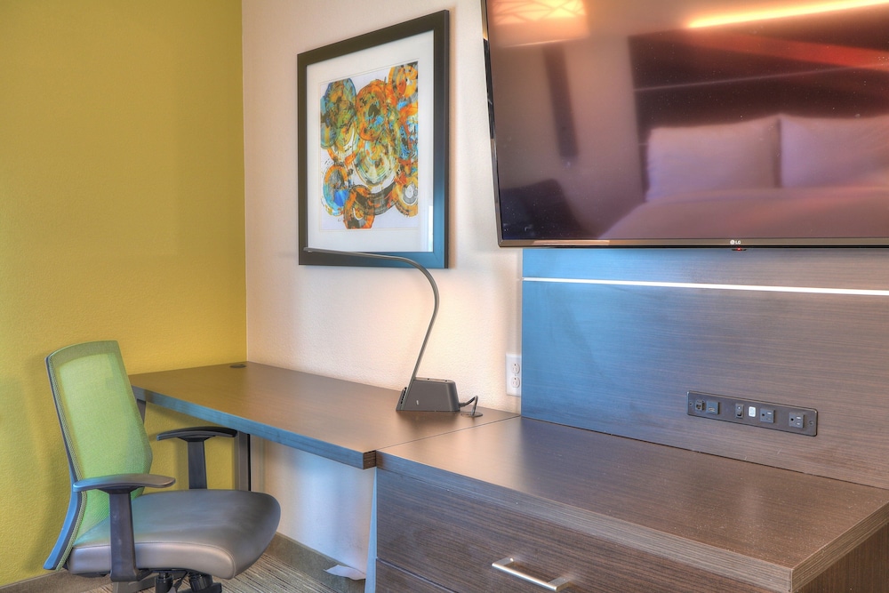 Suite, 1 King Bed (Additional Living Area) - Photo 15
