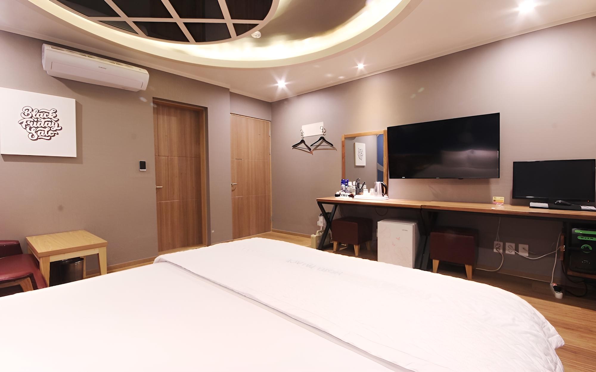 Room (Standard (PC/Air Purifier/Netflix)) photo 3