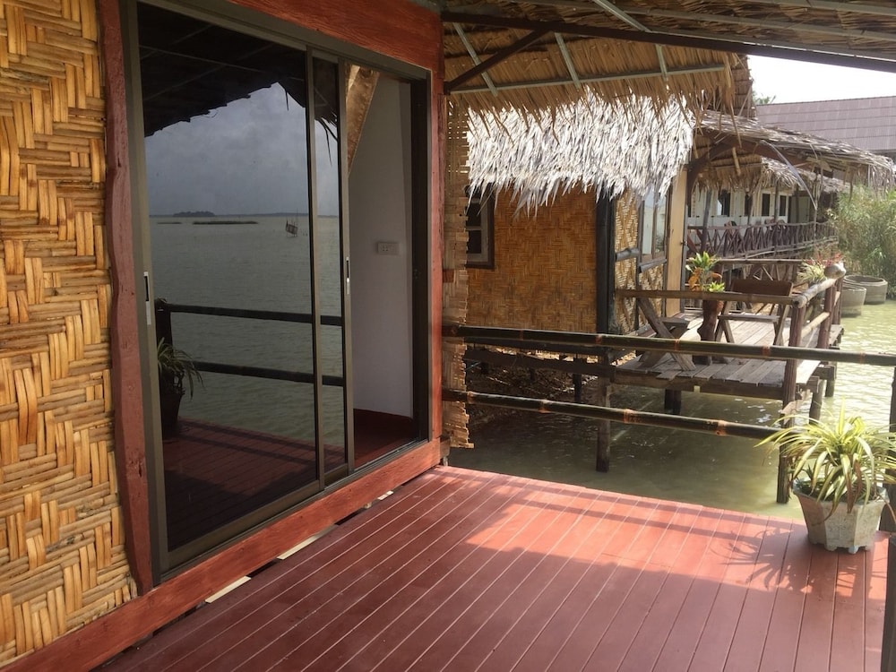 Bungalow, Lake View, Lakeside photo 2