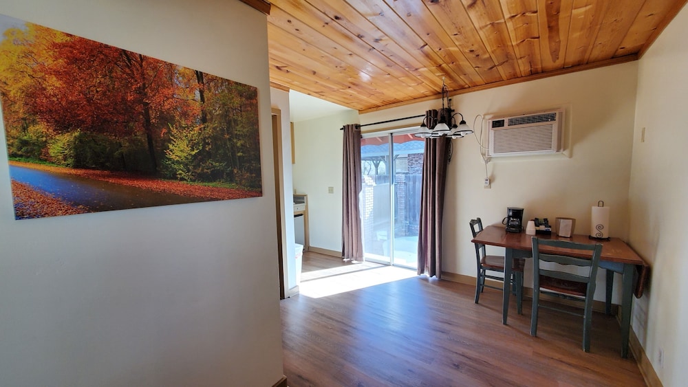 Studio Suite, 1 King Bed, Kitchenette photo 2