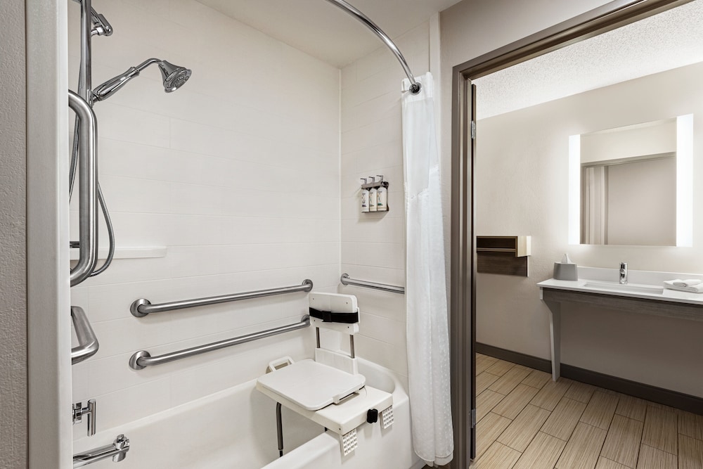 Standard Room, 1 Queen Bed, Accessible (Communications, Accessible Tub) - Photo 6