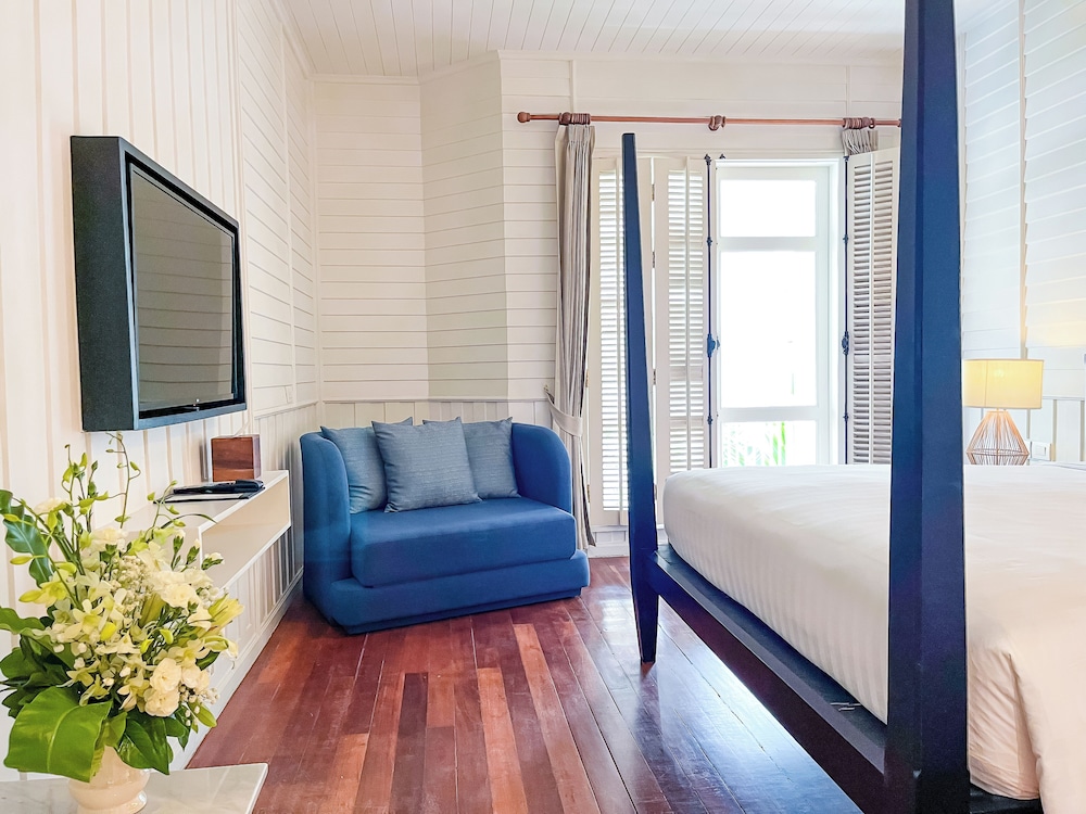 Family Room, 1 King Bed with Sofa bed, Balcony, Pool View (Superior) - Photo 4