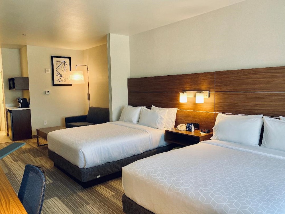 Suite, Multiple Beds - Photo 5