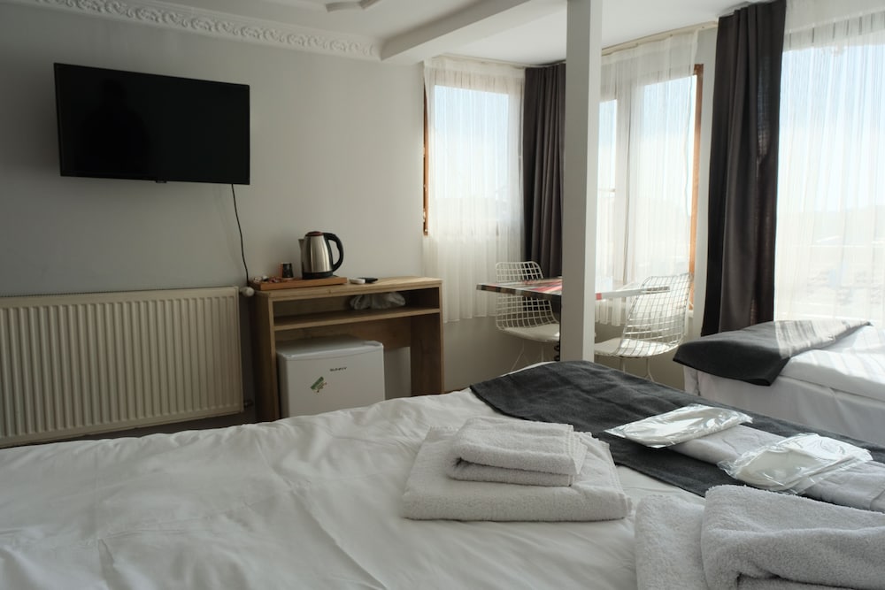 Twin Room, Multiple Beds photo 2
