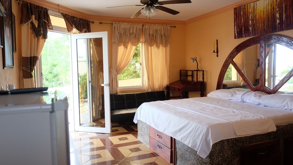 Deluxe Room, Beach View, Poolside