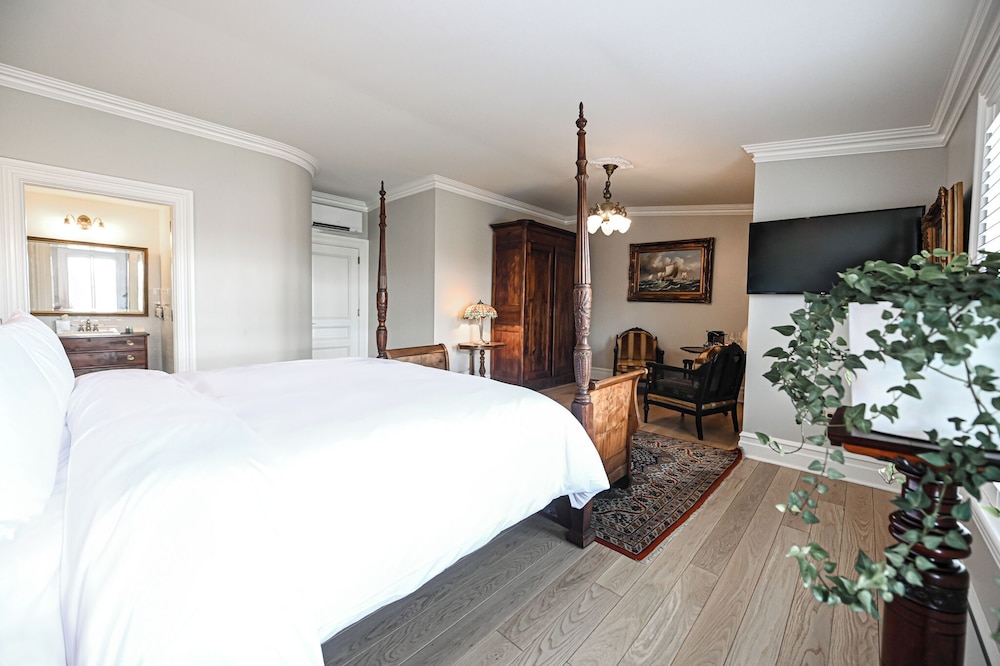 Superior Room, 1 King Bed, Lake View, Annex Building photo 1