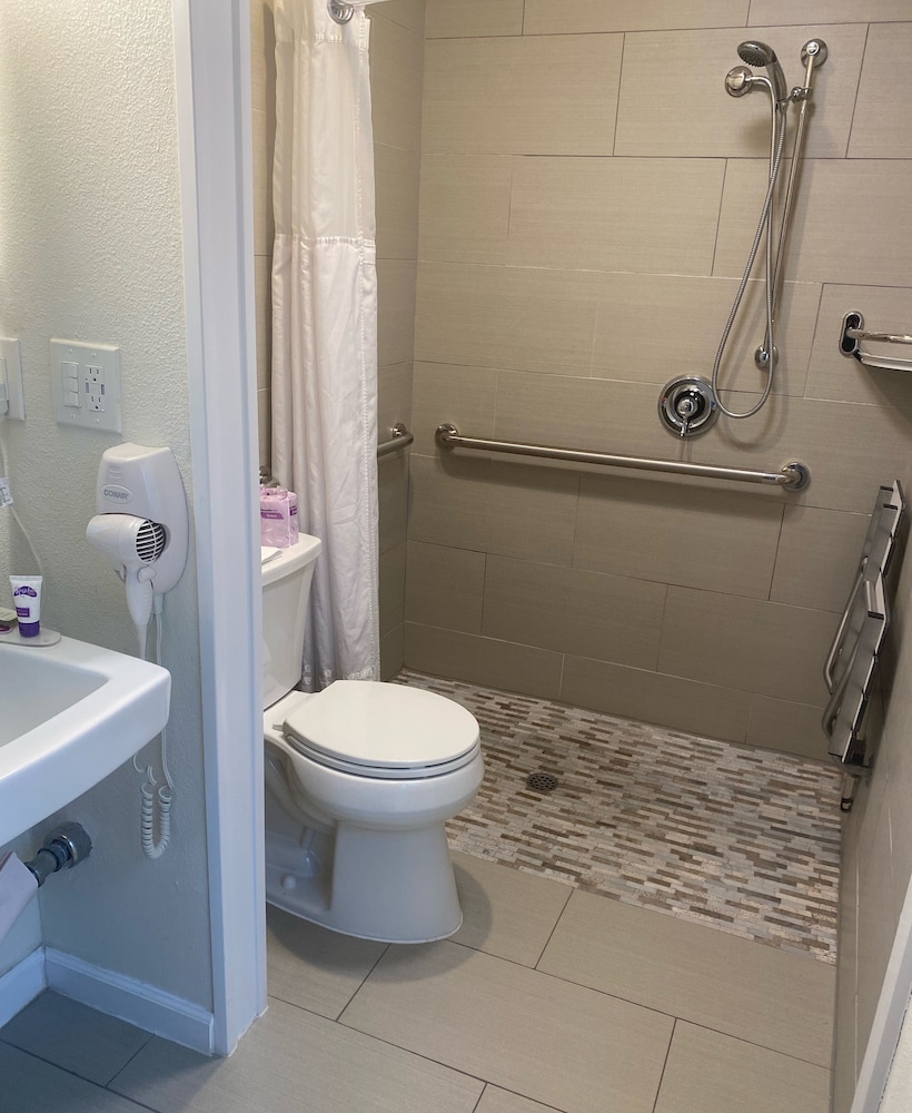 Standard Room, 1 Queen Bed, Accessible - Photo 3