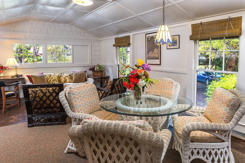 Family Cottage w/Kitchen (Akaka Falls)
