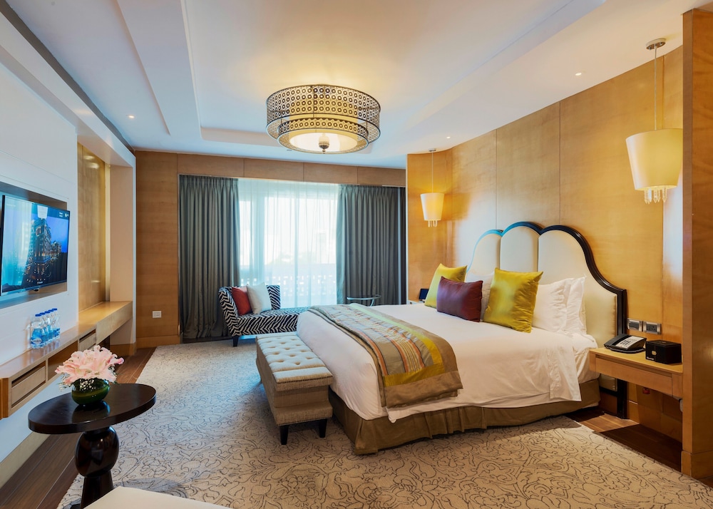Club Suite, 1 Bedroom - Photo 11