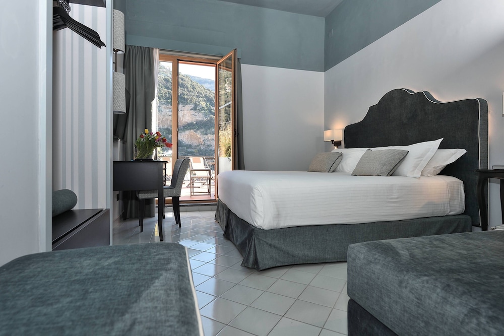 Deluxe Room, 1 Bedroom, Non Smoking, Sea View - Photo 1