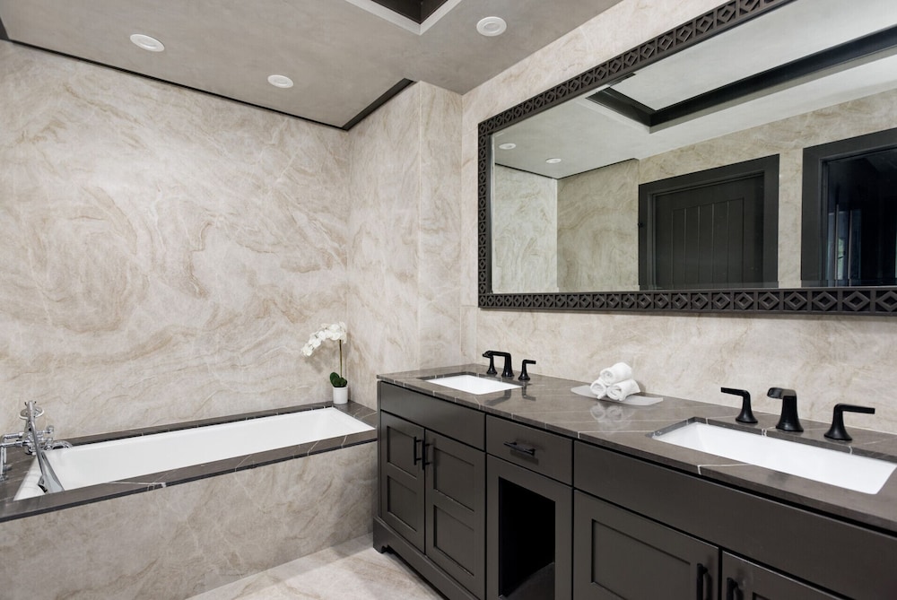 Room, 4 Bedrooms (Born Free Residence) - Photo 10