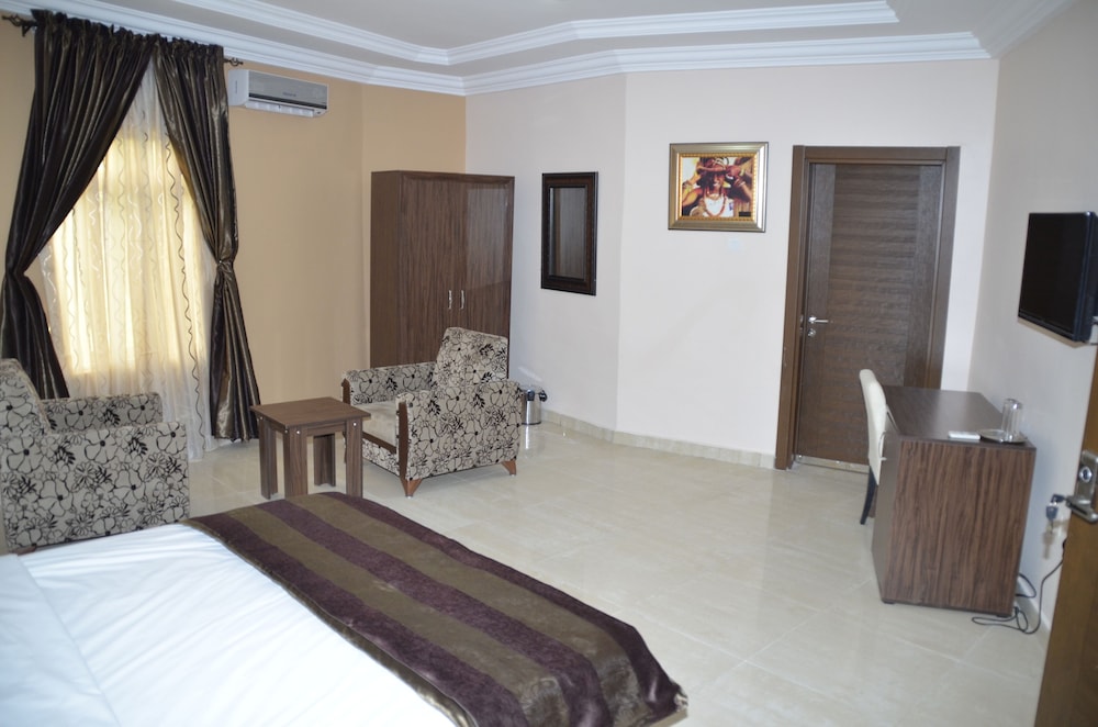 Residency executive suite photo 1