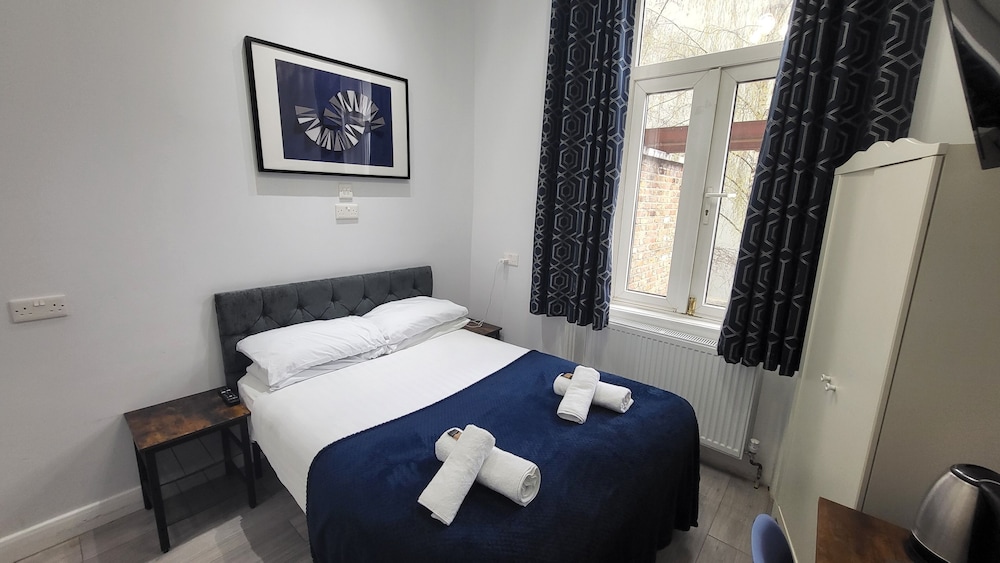 Small Double Ensuite photo 2