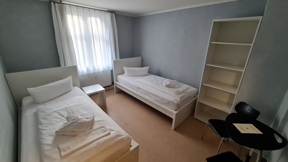 Basic Twin Room, 2 Twin Beds photo 2