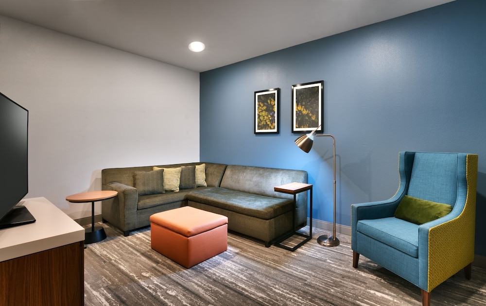Suite, 1 Bedroom - Photo 2