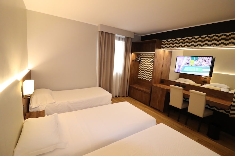 Family Quadruple Room (5 people)