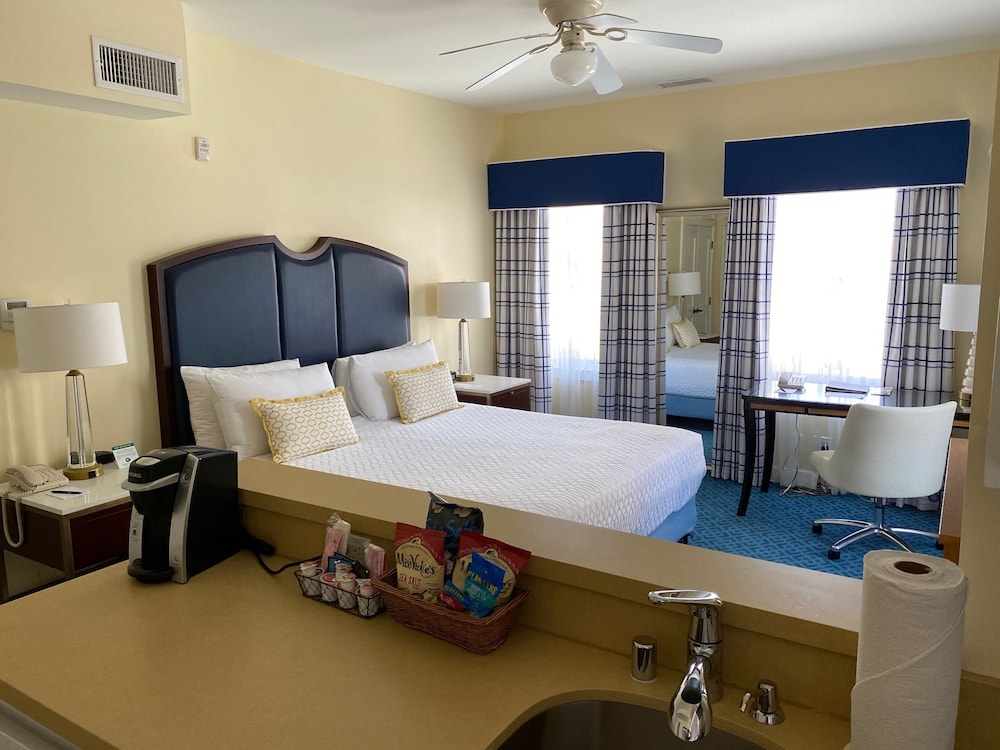 Standard Suite, 1 King Bed, Garden View - Photo 1