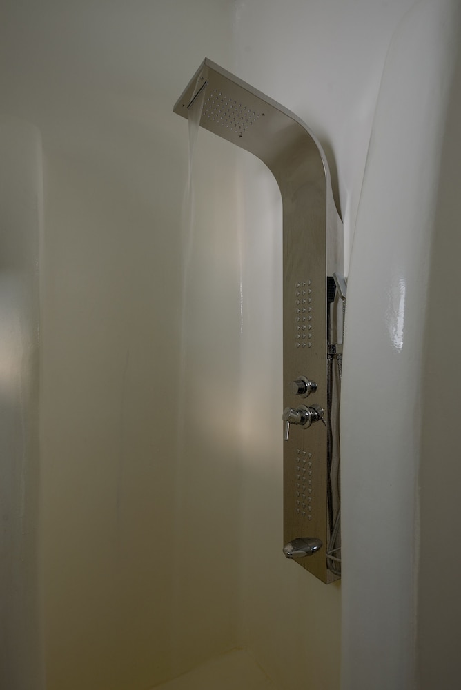 Deluxe Suite with Hot Tub and Caldera View - Photo 2