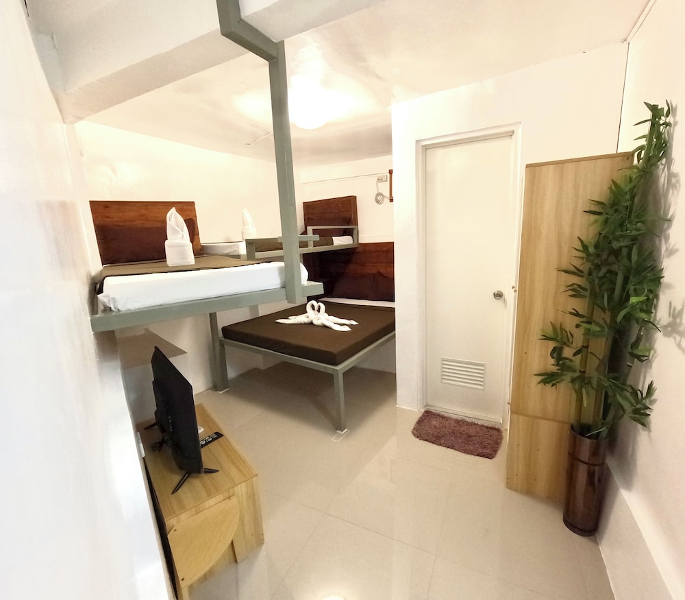 Standard Quadruple Room, Private Bathroom - Photo 1