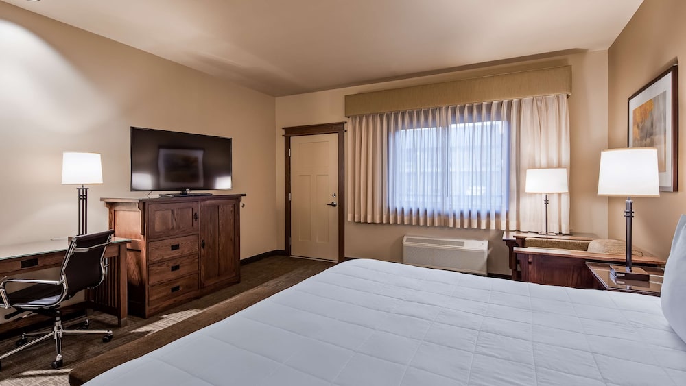 Standard Room, 1 King Bed, Non Smoking, Refrigerator & Microwave photo 3