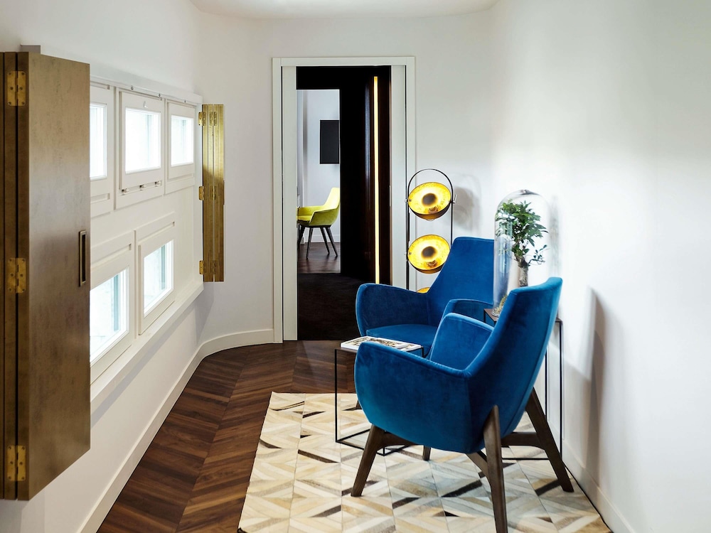 Signature Suite, 1 King Bed (Teck Executive) thumbnail 5