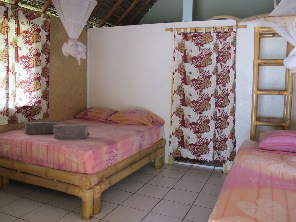 Family Bungalow, 6 Bedrooms, Lagoon View, Beachfront