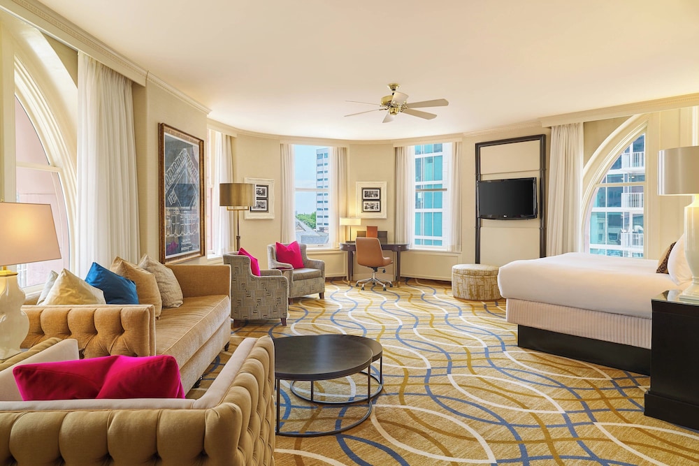 Suite, 1 King Bed, City View, Corner thumbnail 5