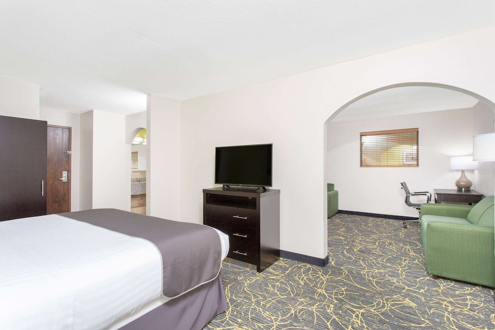 Deluxe Suite, 1 King Bed, Non Smoking, Jetted Tub - Photo 2