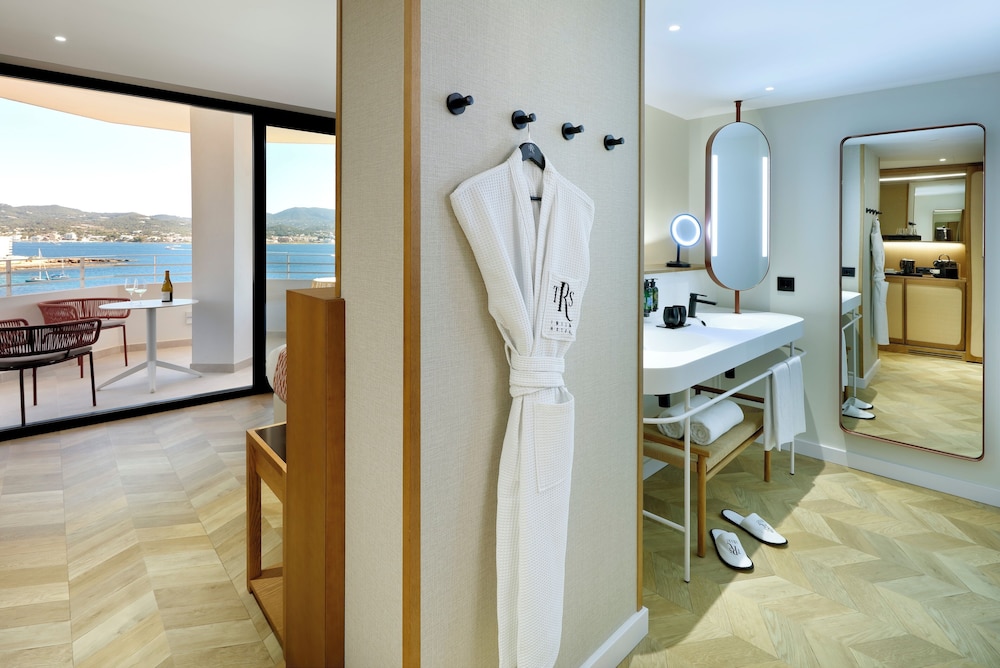 Deluxe Double Room Single Use (Seafront) thumbnail 5
