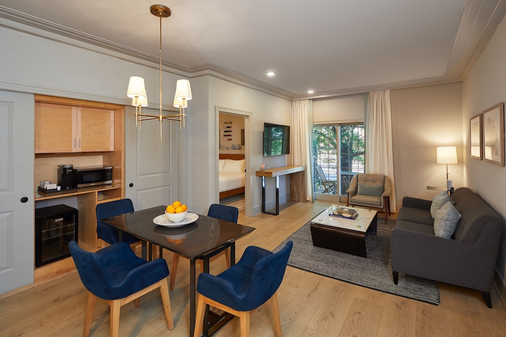 Suite, 1 King Bed, Balcony photo 2