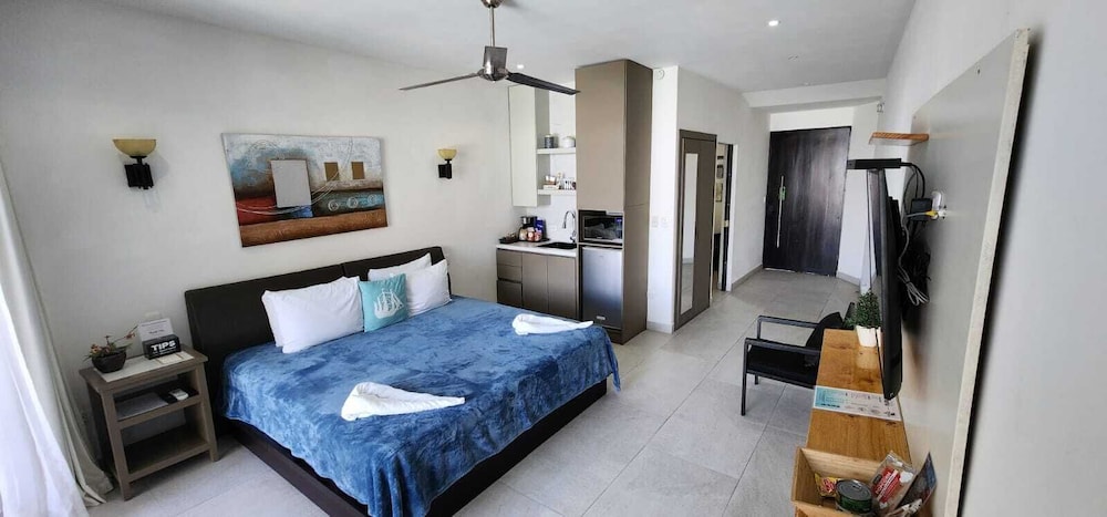 Suite 4 Pool Ocean View
