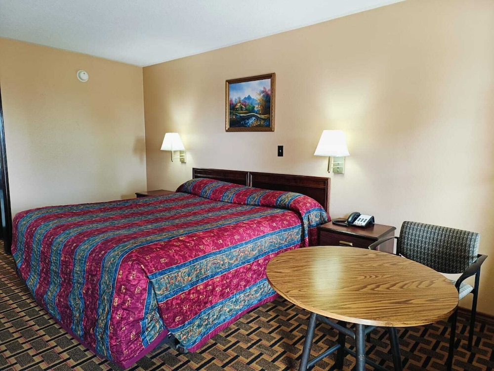 Room, 1 King Bed, Smoking photo 3