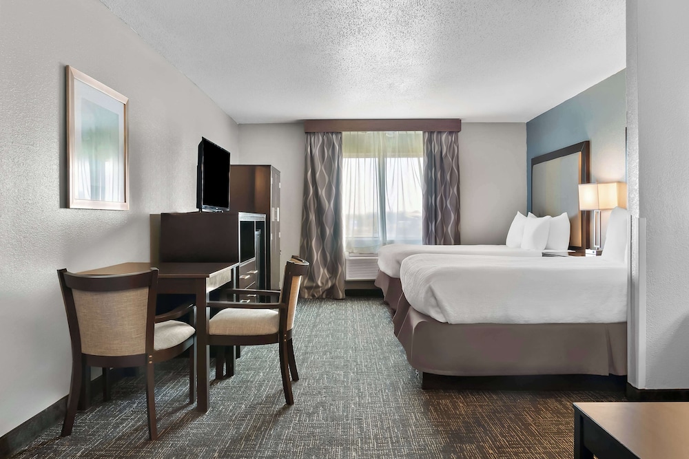 Suite, 2 Queen Beds, Non Smoking, Refrigerator & Microwave - Photo 3