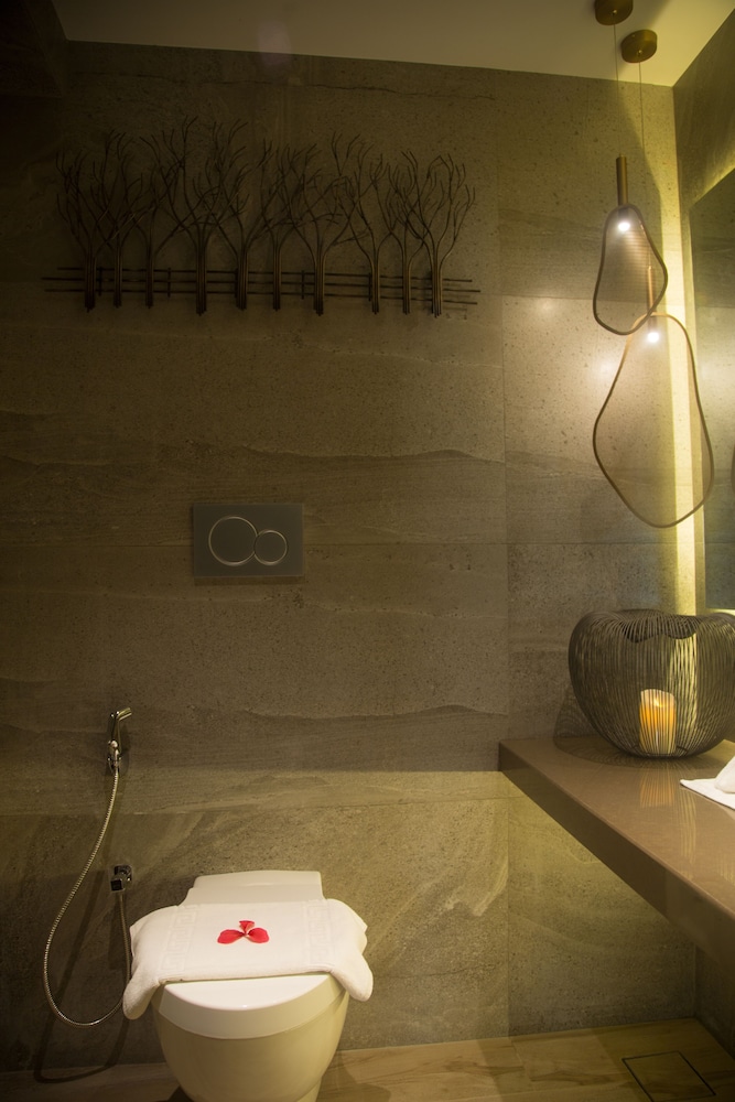 Lake View Suite - Photo 7