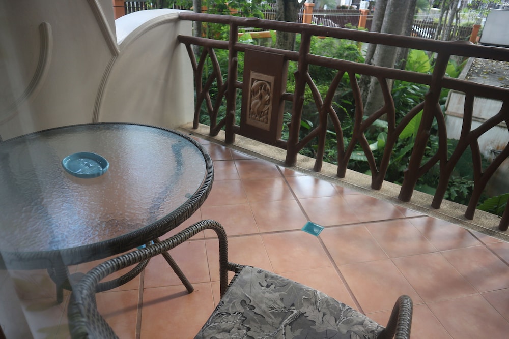 Deluxe Pool View - Photo 4