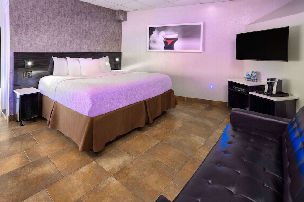Studio Suite, 1 King Bed, Non Smoking - Photo 7