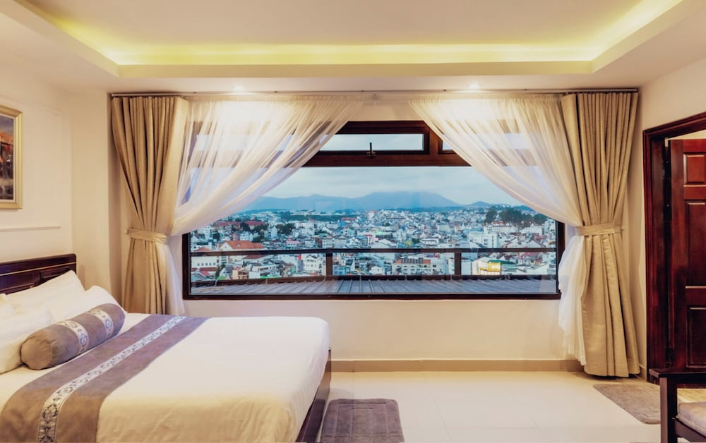 Deluxe Quadruple Room, 2 Queen Beds (with Window) photo 3