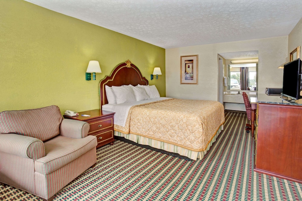 Suite, 1 Queen Bed, Non Smoking, Kitchenette - Photo 1