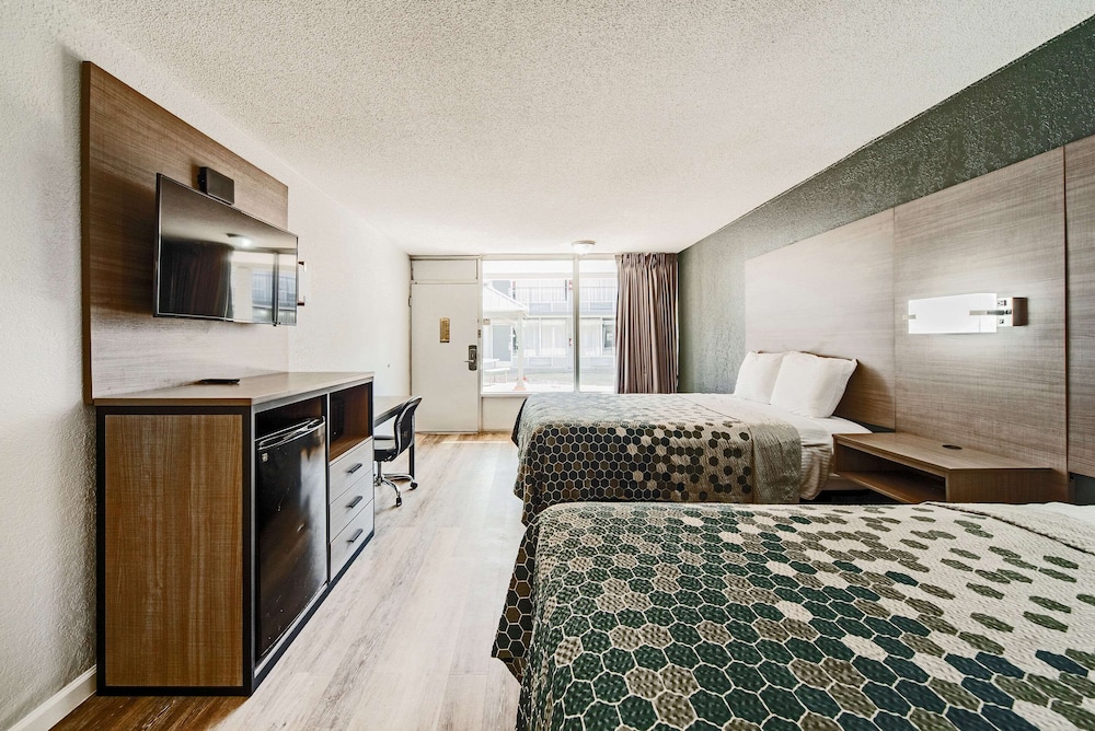 Standard Room, 2 Queen Beds, Smoking - Photo 3