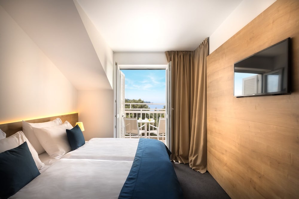 Double room with side sea view and balcony photo 1