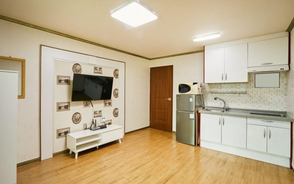 Room (Room 103 Medium (Ondol)) photo 3