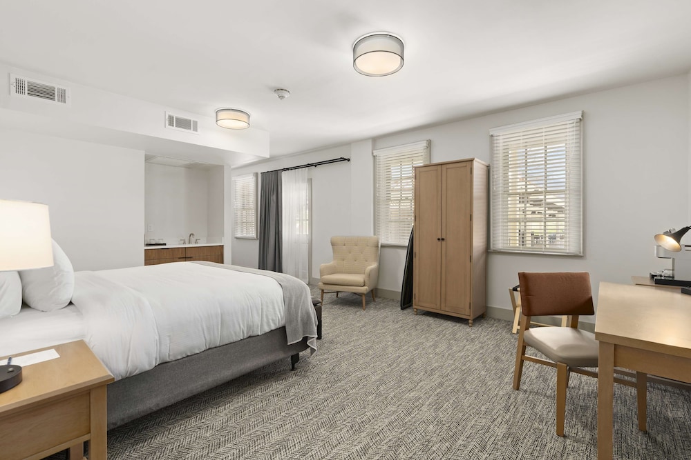 Room, 1 King Bed, Accessible (Mobility & Hearing, Roll-in Shower) - Photo 1