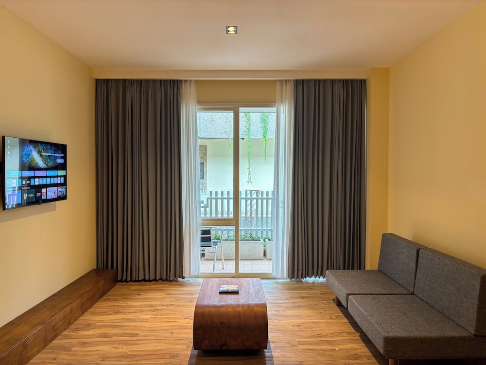 Suite, 1 Bedroom, Balcony - Photo 3